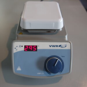 Te koop excellente tweedehands verwarmingsplaat VWR VHP C4 voor laboratoria. Keramisch oppervlak, digitaal. chemicaliënbestendig. Nieuw € 400, nu € 150.