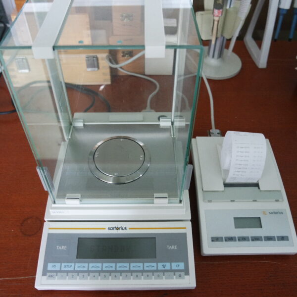 Te koop tweedehandse analytische balans, Sartorius LA 230 S. Meetbereik 230 gram, nauwkeurigheid 0,1 mg. Incl. printer en testcertificaat, prijs € 1350