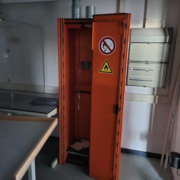 Used Düperthal safety cabinet for compressed gas cylinders