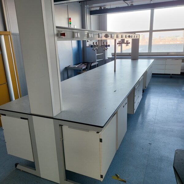Used S+B island laboratory table (589 cm)