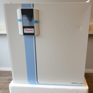 Als nieuwe Heracell 240i GP incubator uit 2022, nog in de originele verpakking. Nooit gebruikt vanwege deukje in de deur. Kost 50% van de nieuwprijs €6000,