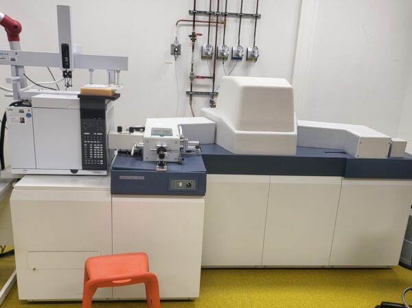 Deze tweedehands Waters Micromass Autospec Premier magnetische sector massaspectrometer uit 2015 is aangekocht in september 2024. In goede staat, €25000.