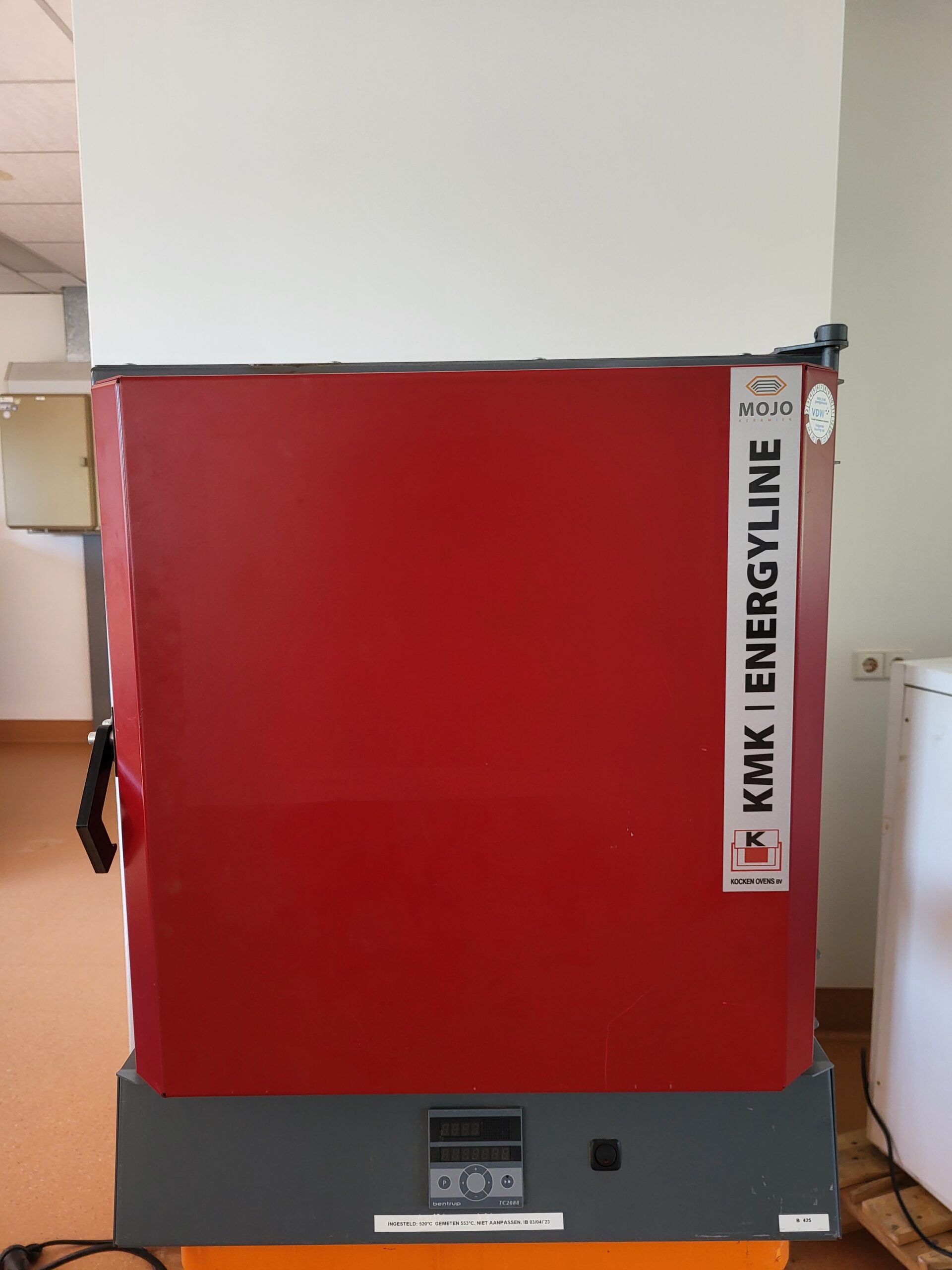 Tweedehands Mojo KMK-30-2 Energyline keramiekoven, 30 L, 1300°C, 230 V met programmeerbare Bentrup-regelaar, getest en in goede operationele staat. Prijs €750
