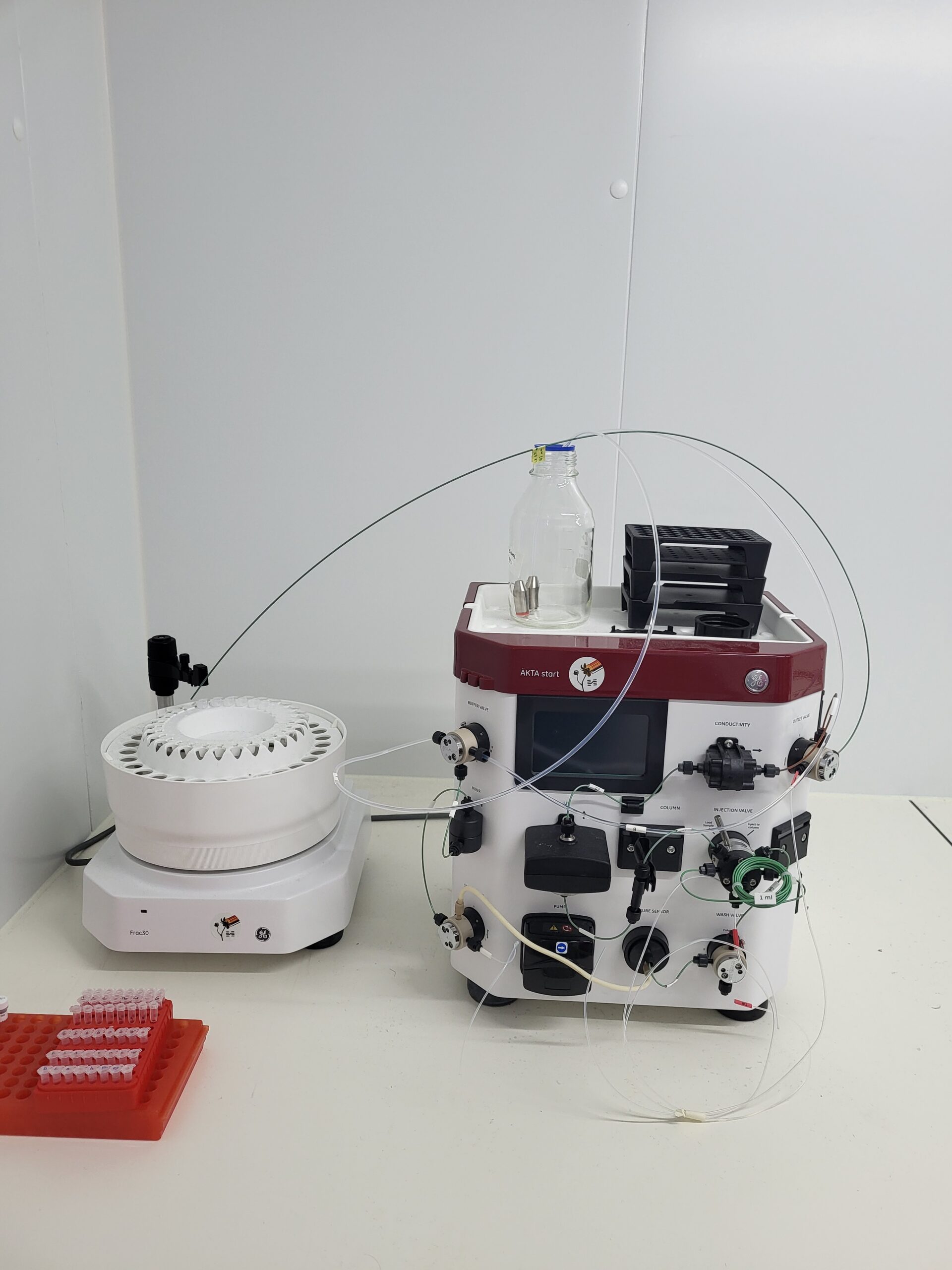 Used GE Healthcare ÄKTA start with Frac30, PC with Unicorn software. manufactured in 2020, complete protein purification system for automated chromatography.