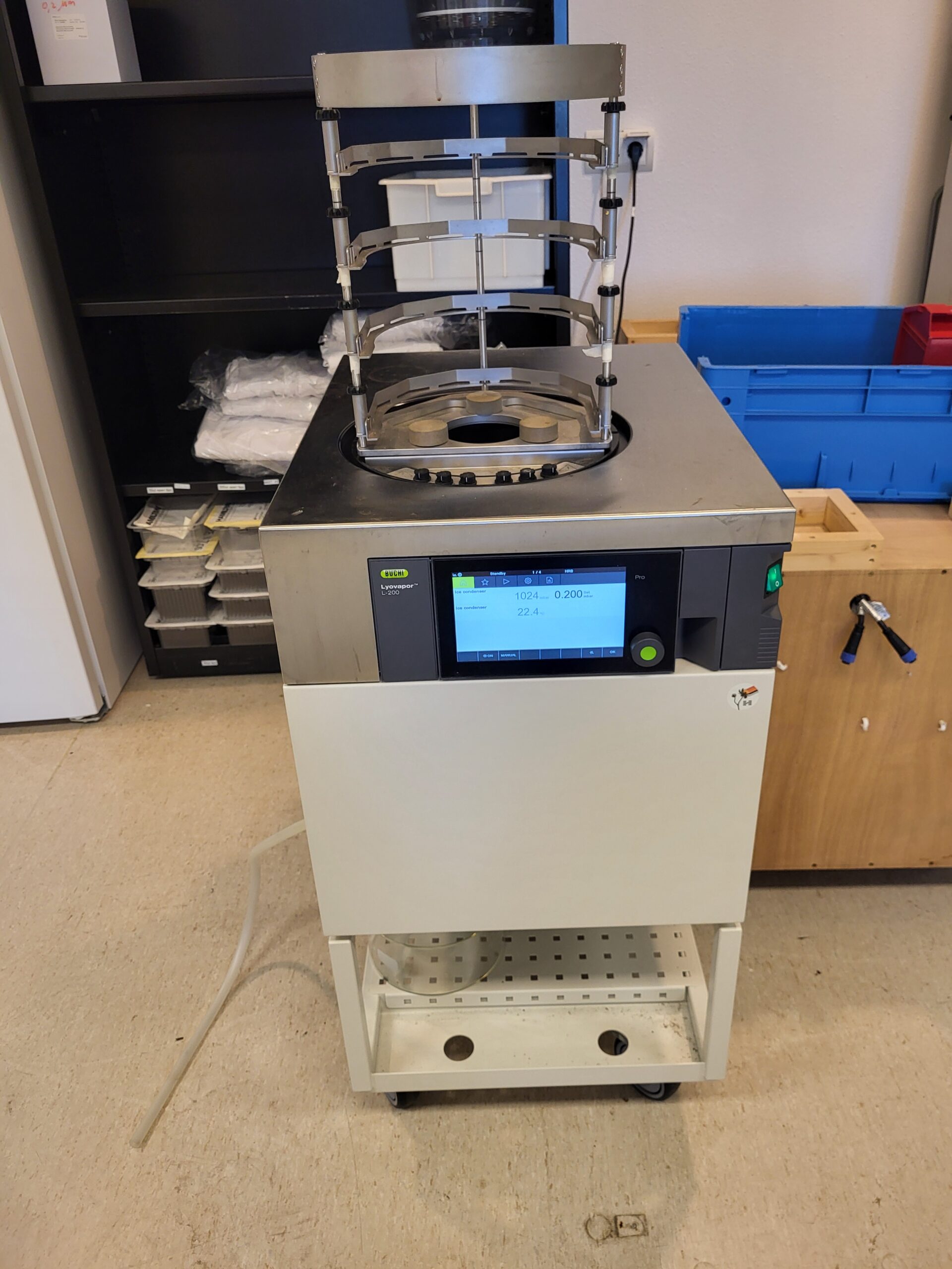 Tweedehands BUCHI Lyovapor L-200 Pro vriesdroger uit 2024 met droogkamer, plateaus, Pfeiffer DUO 6 M pomp en mobiele trolley. Zo goed als nieuw.
